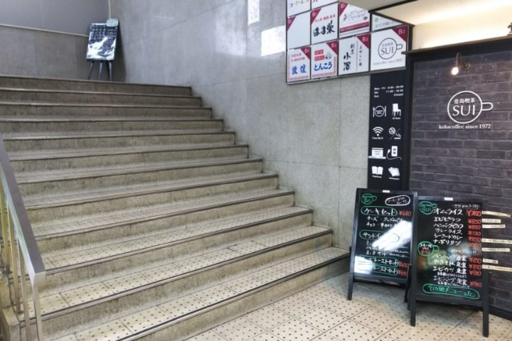 大阪メトロ四ツ橋線「西梅田駅」出口階段